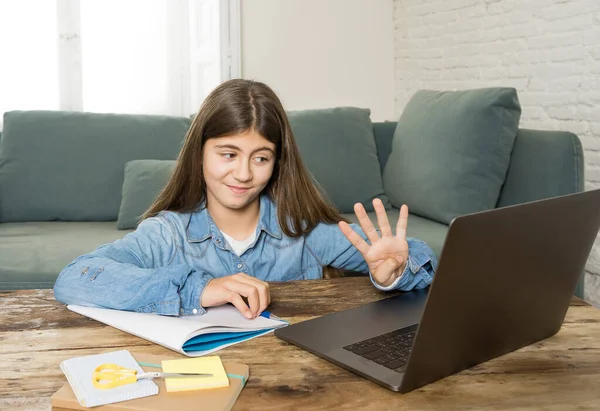 Happy Teen Meisje Laptop Studeren Online Virtuele Klas Afstand Het — Stockfoto