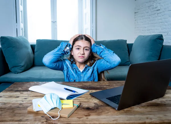 Niña Adolescente Aburrida Deprimida Con Máscara Facial Computadora Portátil Que — Foto de Stock