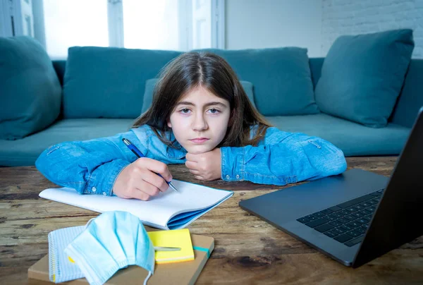 Verveeld Depressief Tiener Meisje Met Gezichtsmasker Laptop Thuis Studeren Online — Stockfoto