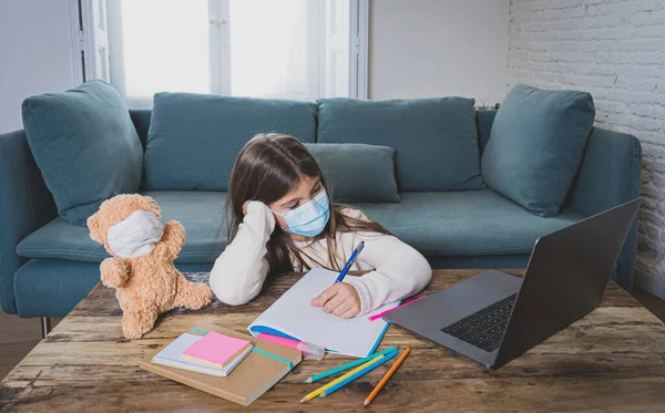 Learning Βαρετό Και Καταθλιπτικό Κορίτσι Αρκουδάκι Και Μάσκα Προσώπου Φορητό — Φωτογραφία Αρχείου