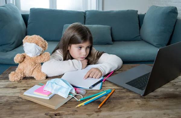 Learning Verveeld Depressief Meisje Met Teddybeer Gezichtsmasker Laptop Thuis Studeren — Stockfoto