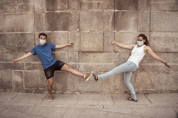 Nuevo Estilo Normal Saludo Hombre Mujer Agitando Codos Pies Manteniendo — Foto de Stock