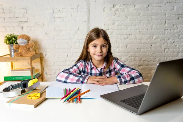 Happy Schoolgirl Sur Ordinateur Portable Étudiant Ligne Dans Une Classe — Photo