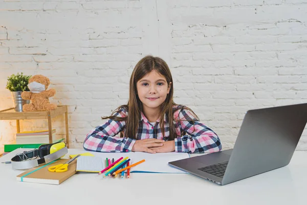 Happy Schoolgirl Sur Ordinateur Portable Étudiant Ligne Dans Une Classe — Photo