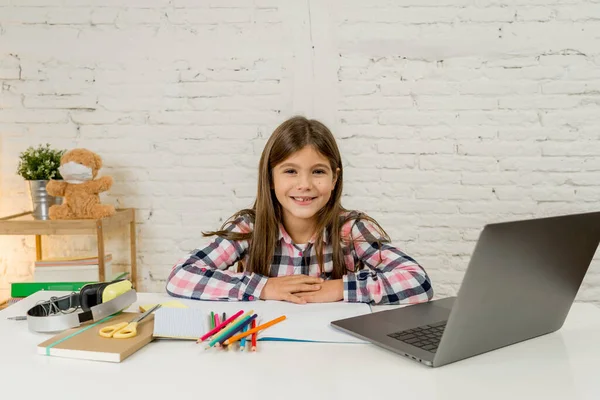 Happy Schoolgirl Laptop Studeren Online Een Virtuele Klas Afstand Het — Stockfoto