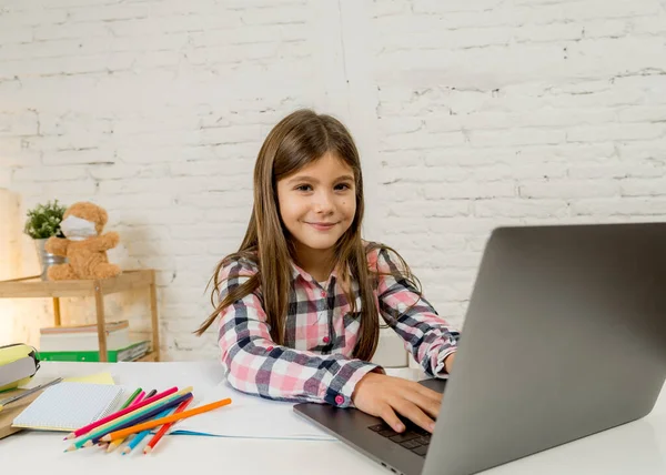 Happy Schoolgirl Sur Ordinateur Portable Étudiant Ligne Dans Une Classe — Photo