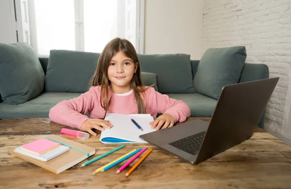 Щаслива Школярка Ноутбуці Яка Навчається Онлайн Віртуальному Віддаленому Класі Вдома — стокове фото
