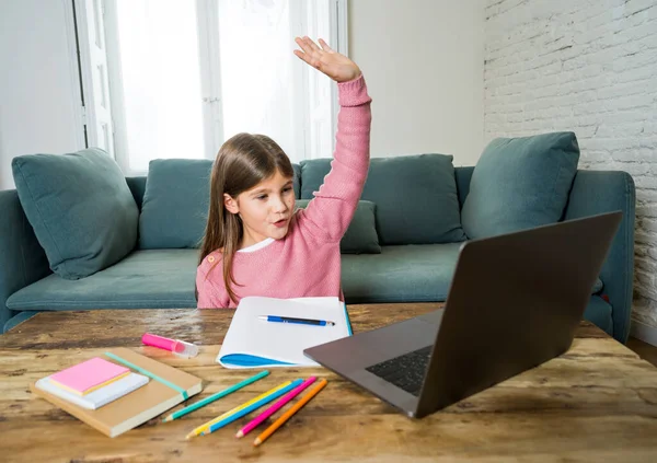 Happy Schoolgirl Sur Ordinateur Portable Étudiant Ligne Dans Une Classe — Photo