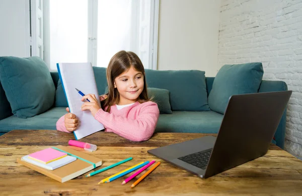 Happy Schoolgirl Sur Ordinateur Portable Étudiant Ligne Dans Une Classe — Photo