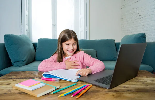 Happy Schoolgirl Laptop Studeren Online Een Virtuele Klas Afstand Het — Stockfoto