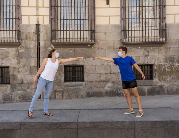 Man Vrouw Met Beschermende Gezichtsmaskers Meter Van Elkaar Waardoor Sociale — Stockfoto