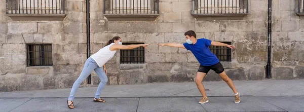 Hombre Mujer Con Mascarillas Protectoras Pie Uno Del Otro Manteniendo —  Fotos de Stock