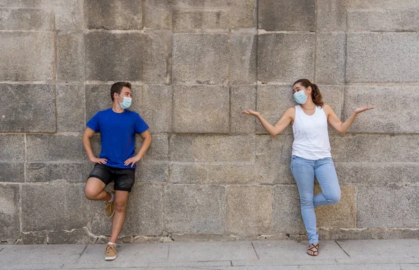 Man Och Kvinna Bär Skyddande Ansiktsmasker Stående Från Varandra Hålla — Stockfoto