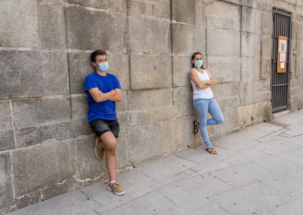 Homme Femme Portant Des Masques Protecteurs Tenant Les Uns Des — Photo