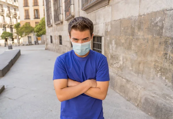 Ung Ledsen Desperat Man Bär Kirurgisk Ansiktsmask Offentliga Utrymmen Man — Stockfoto