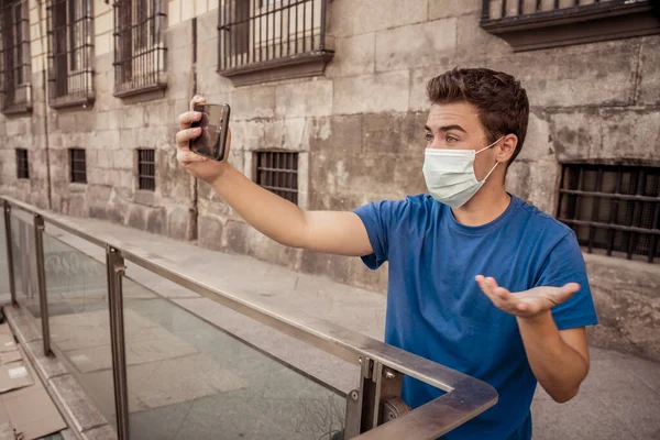 Covid Járvány Egy Fiatal Férfi Városi Utcában Védőmaszkot Visel Mobiltelefonos — Stock Fotó
