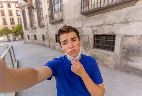 Éclosion Covid Jeune Homme Dans Rue Ville Portant Masque Chirurgical — Photo