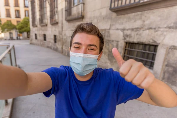 Εστία Covid Νεαρός Στο Δρόμο Της Πόλης Φορώντας Προστατευτική Χειρουργική — Φωτογραφία Αρχείου