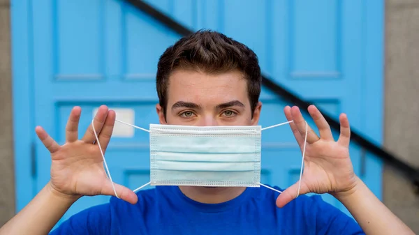 Νεαρός Άνδρας Ιατρική Προστατευτική Χειρουργική Μάσκα Προσώπου Κατά Της Λοιμώδους — Φωτογραφία Αρχείου