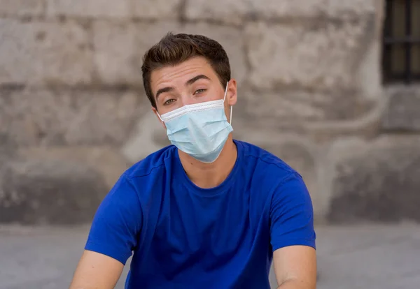 Молодий Чоловік Який Носить Медичну Захисну Маску Обличчя Від Інфекційних — стокове фото