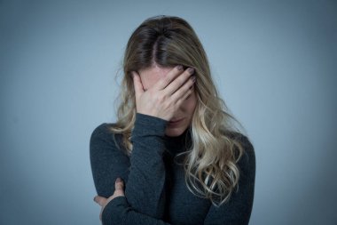 Üzgün, depresif, endişeli, üzgün ve hasta bir kadın. Koronavirüs salgını yüzünden depresyonda olan yalnız bir kadın ağlıyor. Akıl sağlığı ve Covid-19.