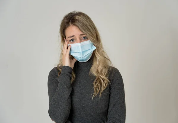 Smutna Przygnębiona Zmartwiona Kobieta Medyczną Maską Twarzy Smutna Zmartwiona Chora — Zdjęcie stockowe