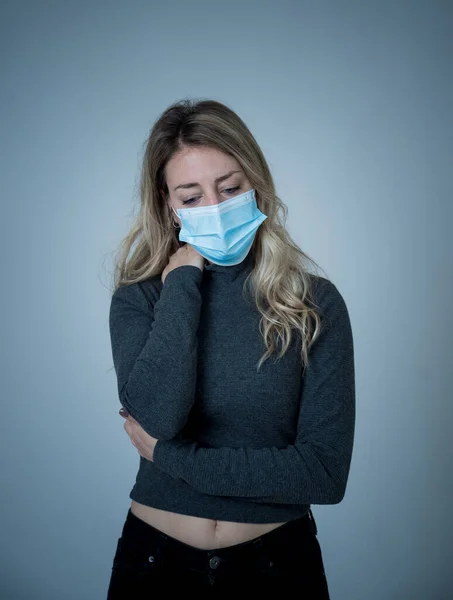 Donna Triste Depresso Preoccupato Con Maschera Viso Medico Sentirsi Sconvolto — Foto Stock