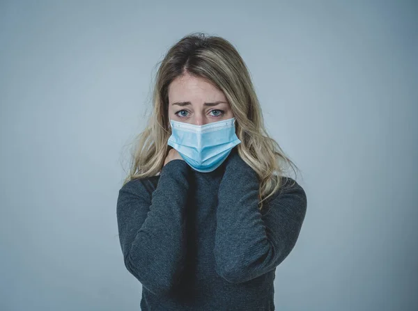 Sorgsen Deprimerad Och Orolig Kvinna Med Medicinsk Ansiktsmask Som Känner — Stockfoto