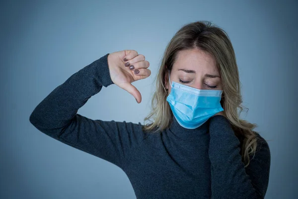 Sorgsen Deprimerad Och Orolig Kvinna Med Medicinsk Ansiktsmask Som Känner — Stockfoto