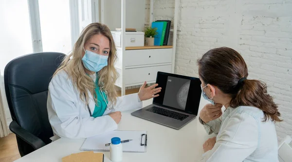 Kvinnlig Läkare Och Kvinna Patient Ansiktsmasker Talar Sjukhus Klinik Kontor — Stockfoto