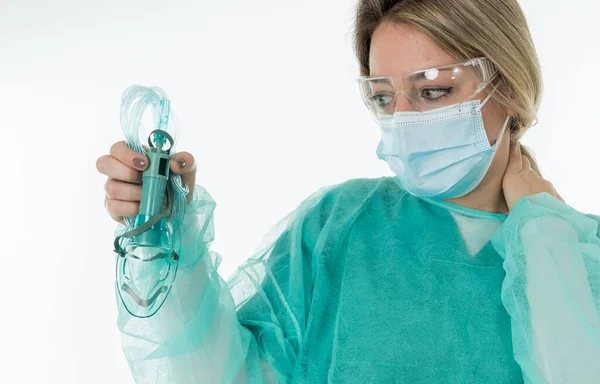 非侵襲人工呼吸器を保持保護面マスクの疲れ医師の肖像画 最前線の医療従事者の感情的なストレス コロナウイルス患者のためのCovid 19と医療 — ストック写真