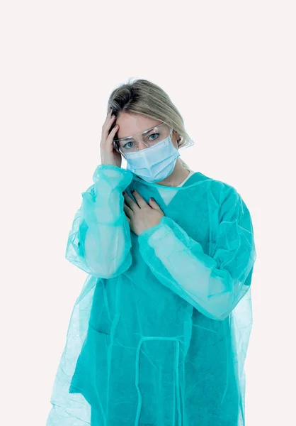 Sorglig Och Överväldigad Kvinnlig Läkare Eller Sjuksköterska Bär Skyddande Ansiktsmask — Stockfoto
