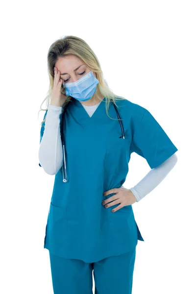 Sorglig Och Överväldigad Kvinnlig Läkare Eller Sjuksköterska Bär Skyddande Ansiktsmask — Stockfoto