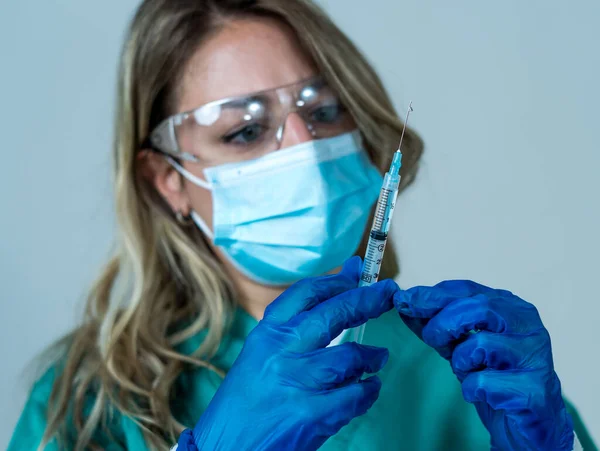 看護師 インフルエンザを保持青い手袋で科学者の手 コロナウイルス 子供のための準備Covid 19ワクチン病 赤ちゃん 男性と女性の予防接種ショット 医学と薬の概念 — ストック写真