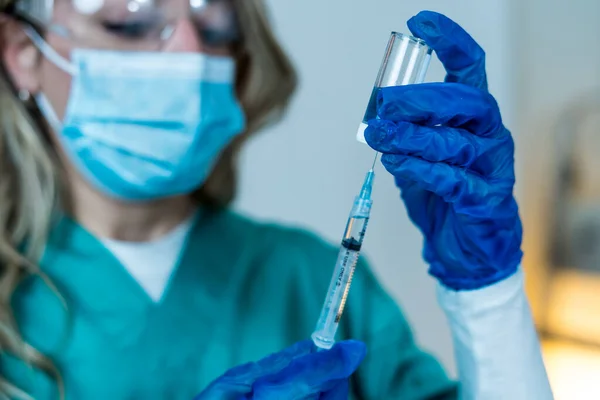 Läkare Sjuksköterska Forskare Hand Blå Handskar Som Håller Influensa Mässling — Stockfoto