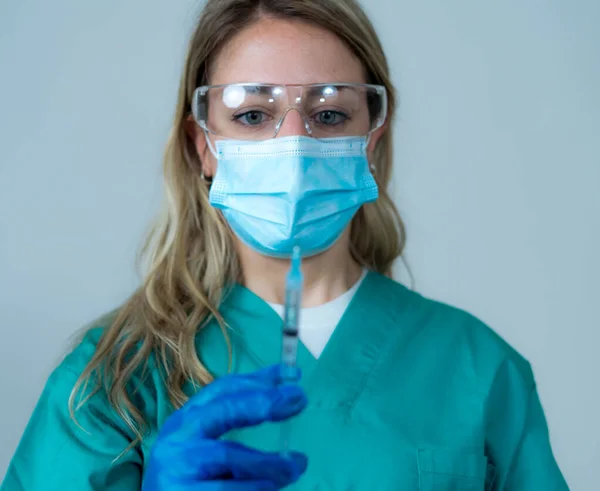 Lékař Zdravotní Sestra Vědec Ruku Modrých Rukavicích Drží Chřipku Spalničky — Stock fotografie