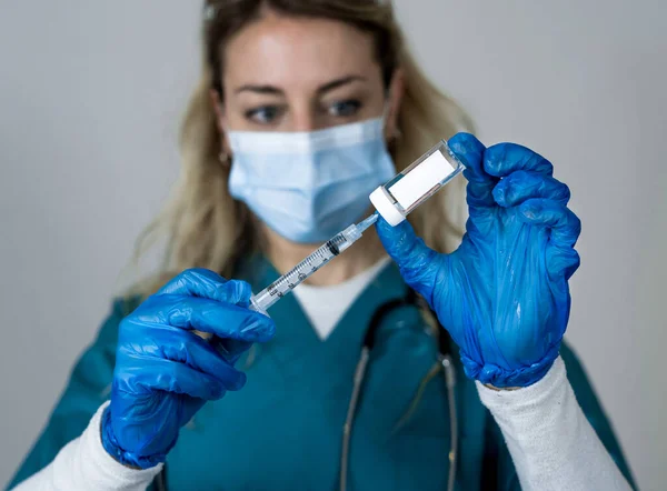 Dokter Perawat Ilmuwan Tangan Dalam Sarung Tangan Biru Memegang Flu — Stok Foto