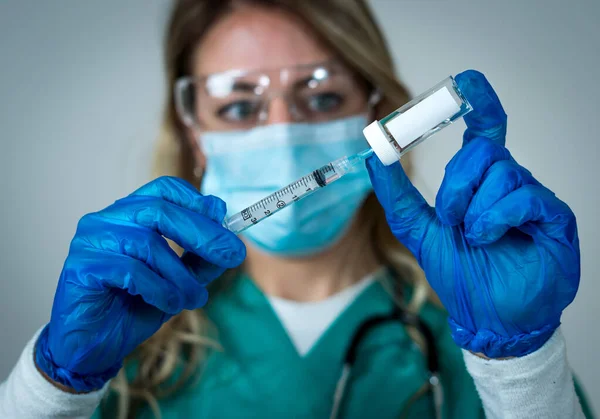 Dokter Verpleegkundige Wetenschapper Hand Hand Met Blauwe Handschoenen Met Griep — Stockfoto