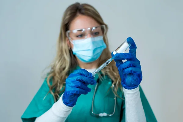看護師 インフルエンザを保持青い手袋で科学者の手 コロナウイルス 子供のための準備Covid 19ワクチン病 赤ちゃん 男性と女性の予防接種ショット 医学と薬の概念 — ストック写真