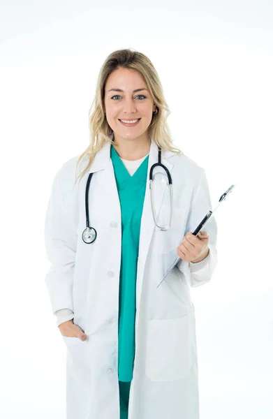 Glad Kvinnlig Läkare Med Skrivskiva Och Stetoskop Labbrock Sjukhusuniform Porträtt — Stockfoto