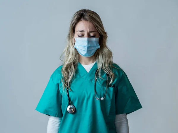 Porträtt Ledsen Och Överväldigad Läkare Eller Sjuksköterska Bär Skyddande Ansiktsmask — Stockfoto