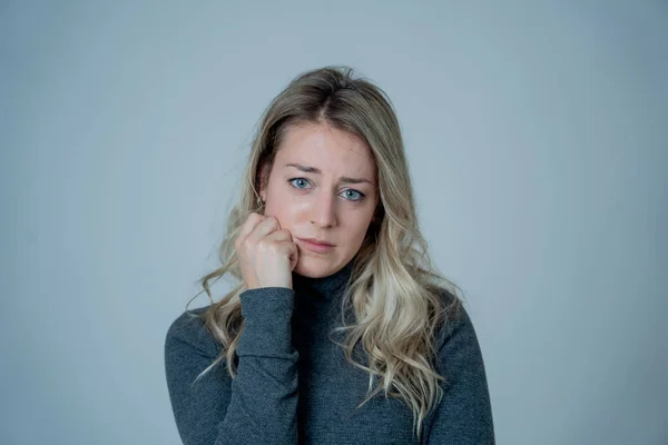 Сумна Пригнічена Стурбована Жінка Почувається Засмученою Засмученою Хворим Молода Самотня — стокове фото