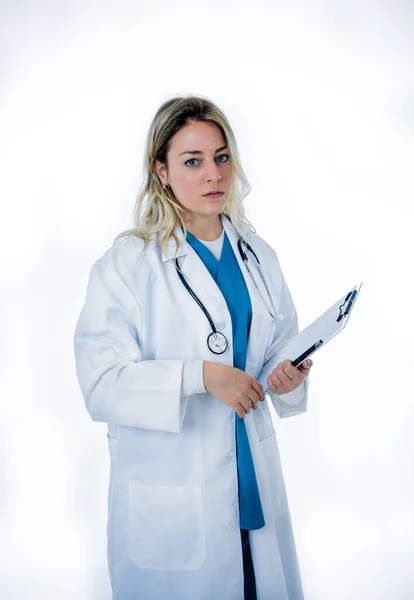 Médica Enfermeira Sobrecarregada Usando Casaco Branco Sobre Uniforme Verde Hospital — Fotografia de Stock