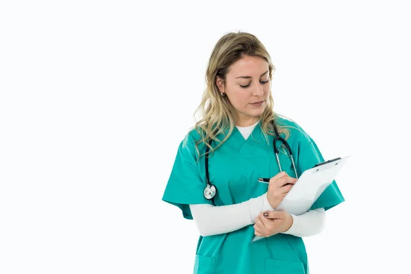 Portrét Šťastné Doktorky Chirurgky Schránkou Stetoskopem Pracující Zelené Uniformě Scrubs — Stock fotografie