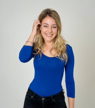 Mutlu yüzü ve güzel gülüşü olan güzel beyaz bir kadının yakın portresi. Tarafsız bir arka planda. İnsanlarda, olumlu yüz ifadeleri ve duygu konsepti.