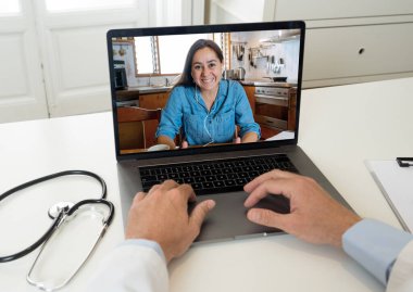 Genç kadın video ile ekranda tıbbi tavsiye ya da tedavi için doktoru ara. Tıp öğrencisi doktorla çevrimiçi video konferansında tıp okuyor. Sağlık ve e-öğrenim.