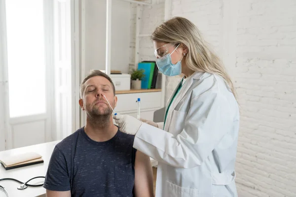 Sjuksköterska Testar Ung Vuxen Man För Coronavirusinfektion Med Snabbtest Covid — Stockfoto