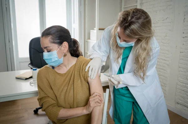 Kvinnlig Läkare Eller Sjuksköterska Som Vaccinerar Ung Kvinna Kliniken Manliga — Stockfoto