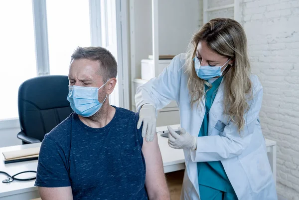 Kvinnlig Läkare Eller Sjuksköterska Vaccinerar Ung Man Kliniken Manliga Patienter — Stockfoto