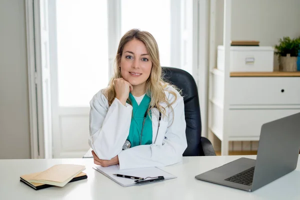 Retrato Mulher Atraente Feliz Médico Trabalhando Papelada Registros Pacientes Usando — Fotografia de Stock